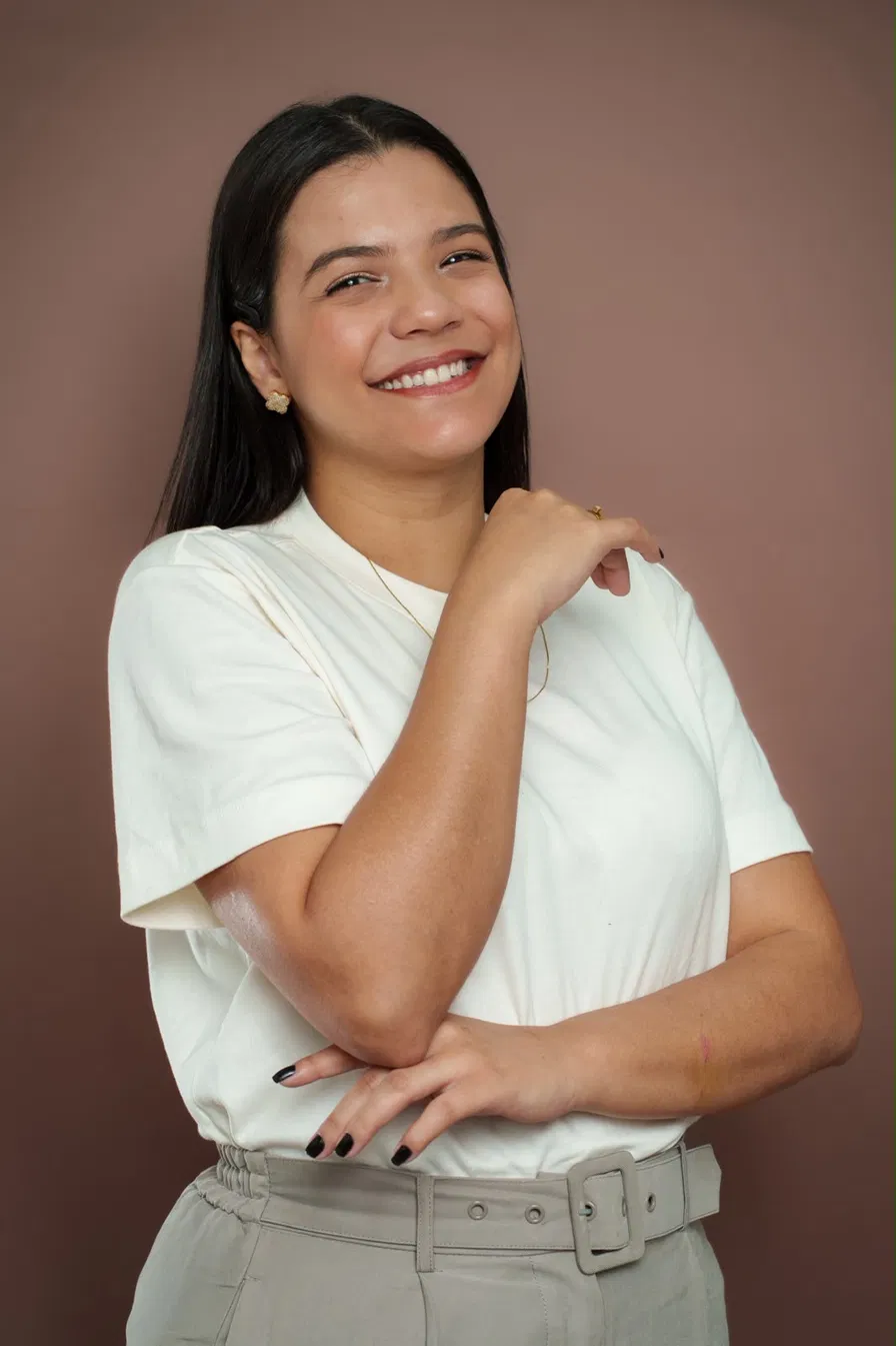 Dra. Vivian Silva, cirurgiã-dentista, sorrindo em jaleco branco